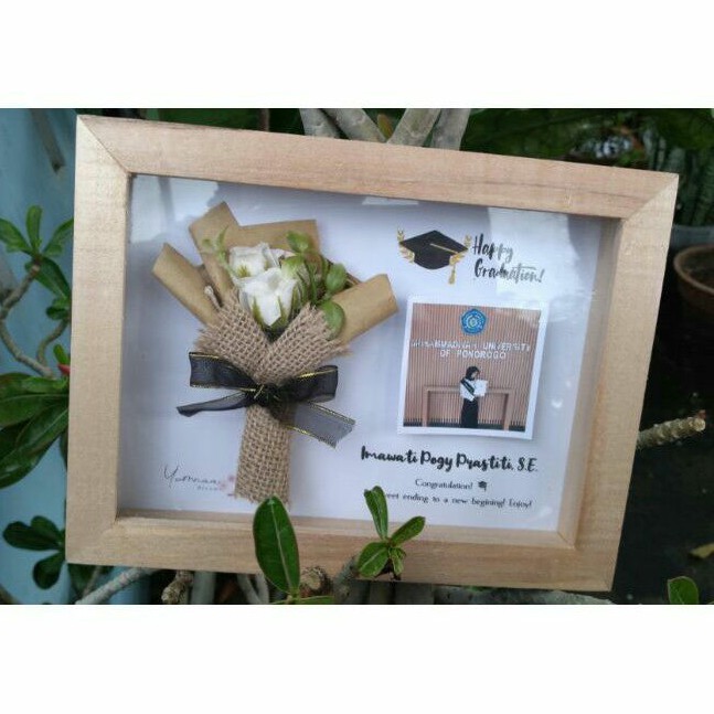 Bingkai / pigura kayu untuk ucapan graduation, wedding, ultah, anniversary dll