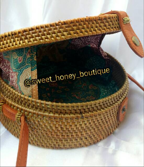 Sweet Honey Tas Rotan Ate Bulat Coklat Natural Motif Flower Rattan Bag Natural Diameter 20cm