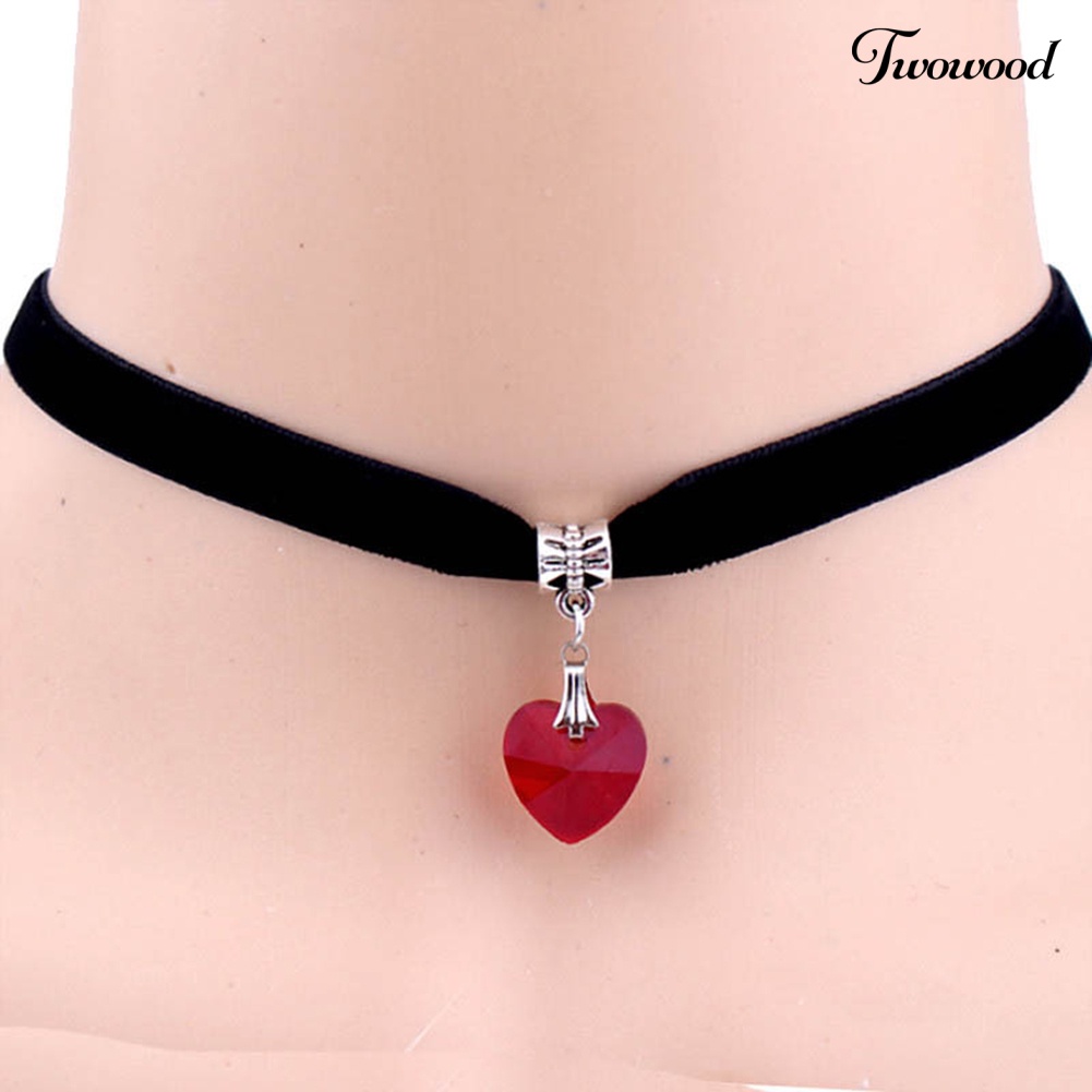 Kalung Choker Pendek Bahan Velvet Dengan Liontin Hati Aksen Berlian Imitasi Gaya Gothic Untuk Wanita