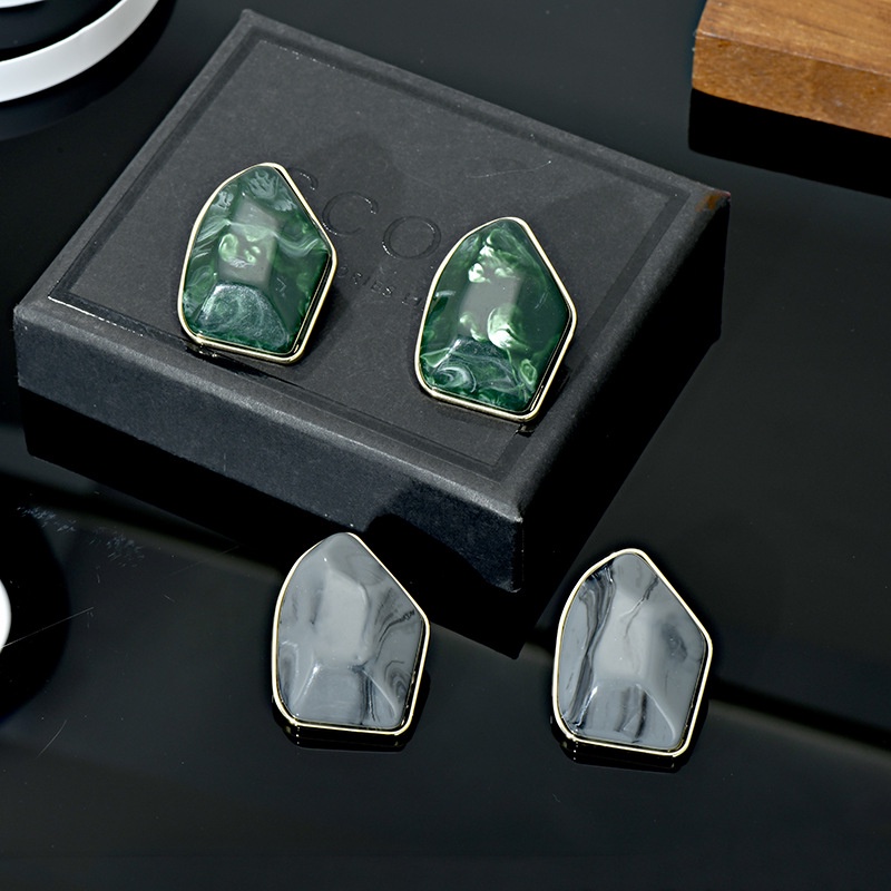 Anting Tusuk Bentuk Geometri Asimetris Warna Silver Untuk Wanita