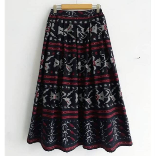 Rok tenun motif mawar merah tratai