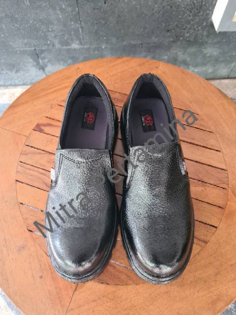 Sepatu Safety Pendek Tidak Bertali (Slop)