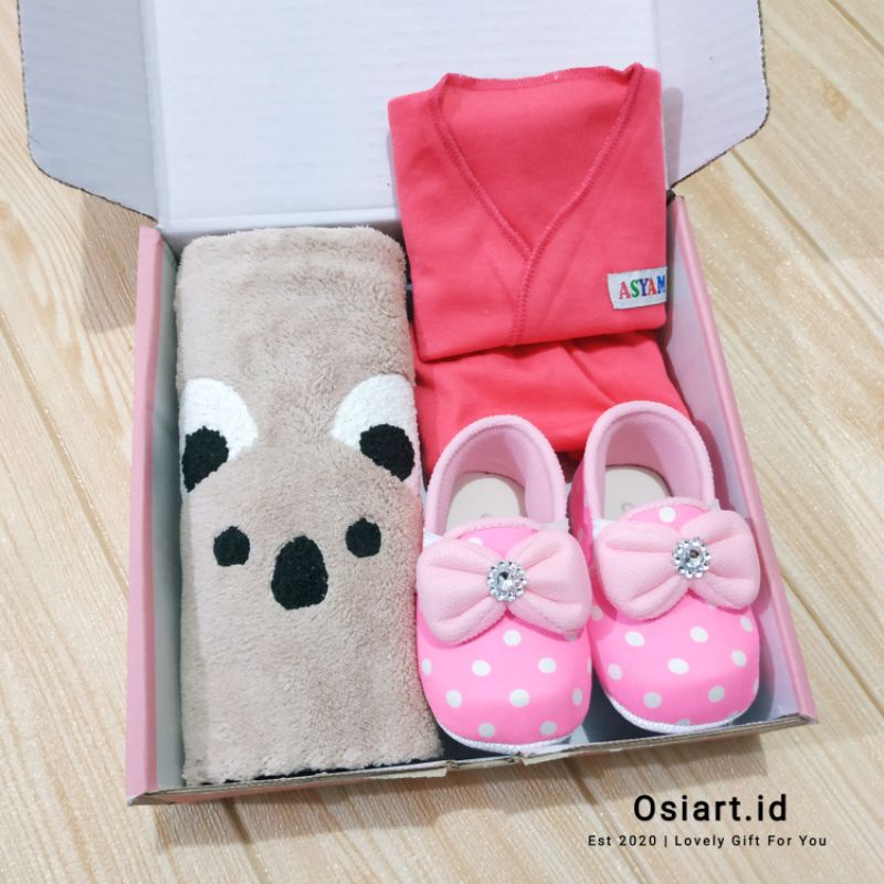 Hampers Newborn Baby Girl Set Handuk Baju Celana Sepatu Kado Bayi Perempuan Baru Lahir Set Paket Hadiah Lahiran Warna Pink Gift Box Lucu Hemat Murah Setelan Pakaian Sepatu Prewalker Polkadot Bayi 0-12 Bulan