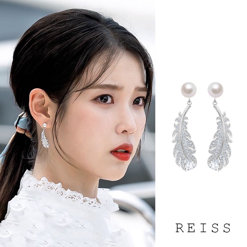 Anting Desain Bulu Aksen Mutiara Warna Silver Gaya Korea