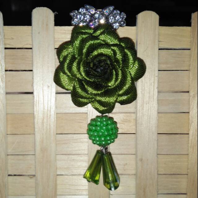 Bros bunga mawar juntai