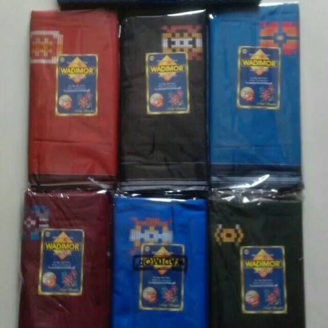 Sarung Tenun Wadimor motif Songket