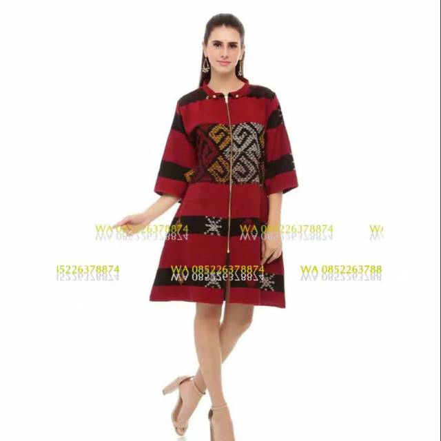 Dres tenun motif toraja merah