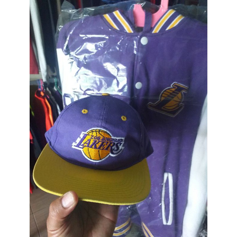 topi La Lakers second