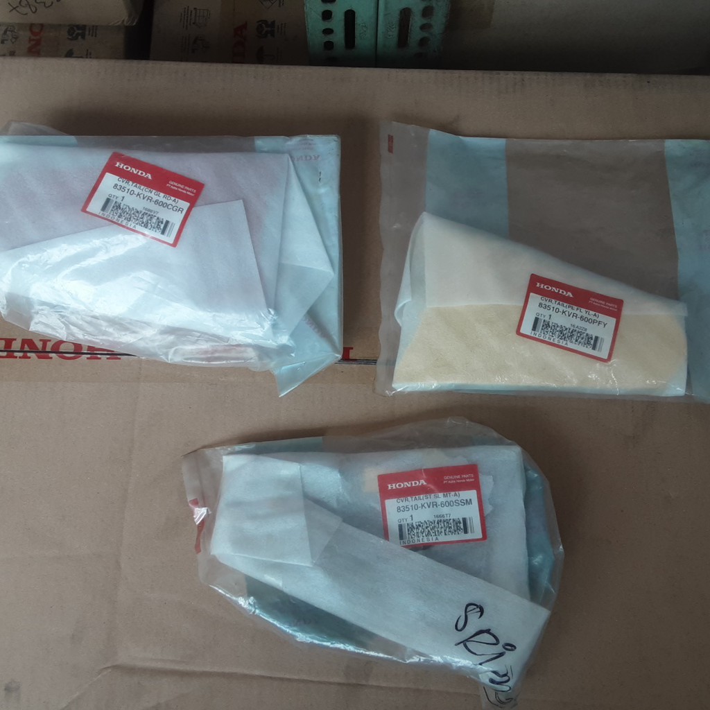 COVER SAMBUNGAN BODY BELAKANG REVO 100 KARBU 83510KVR600SSM 83510KVR600PFY 83510KVR600CGR ORIGINAL