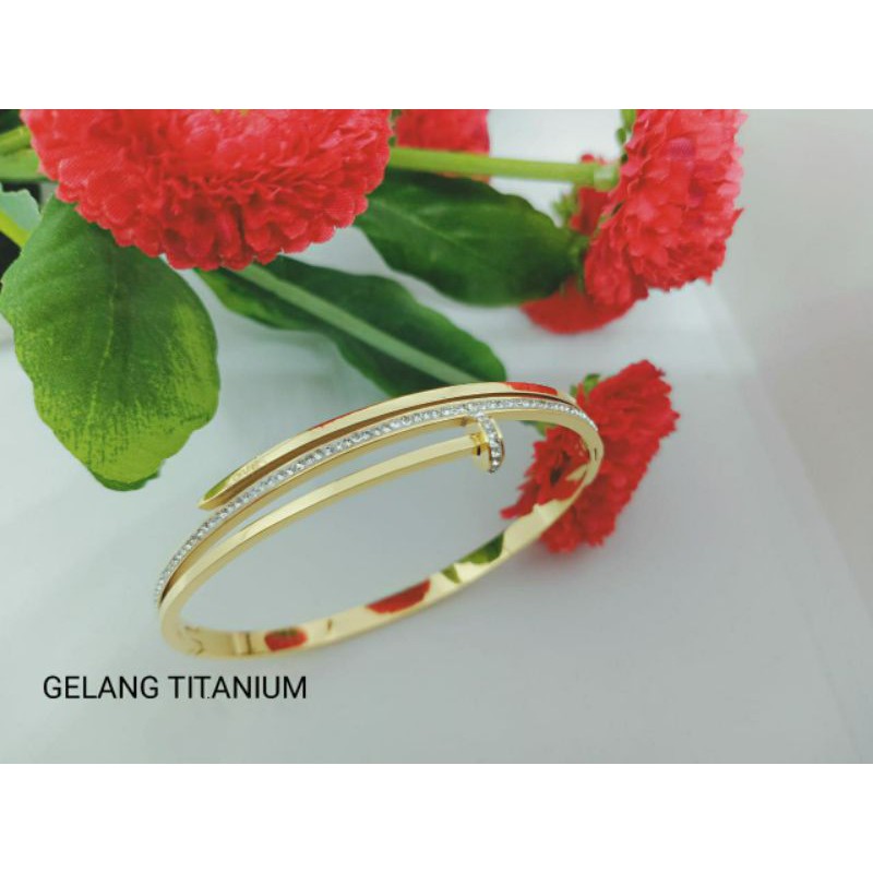 Fourfashion Gelang Bangle Titanium Motif Paku Permata Putih TS150