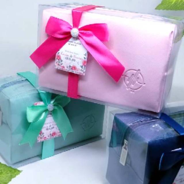 Souvenir Pouch Boxy Emboss Kemas Mika