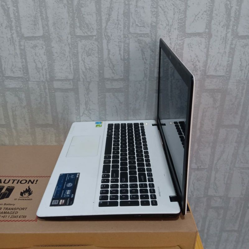 Laptop Asus A550LN, Core i5-4200U Doblevga Nvdia geforce GT720M 2GB Ram 4GB HDD 1TB Layar 15 inch Windows 10 Siap pakai full aplikasi