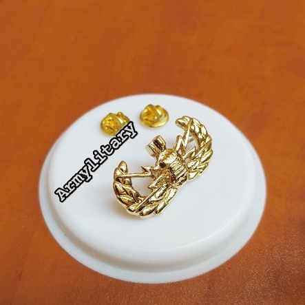 Pin jihandak black dan gold