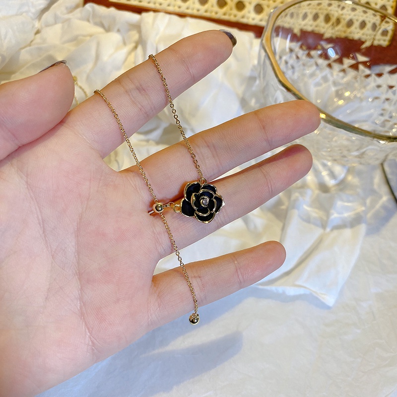 Kalung Rantai Klavikula Desain Bunga Camellia Warna Hitam Gaya Vintage