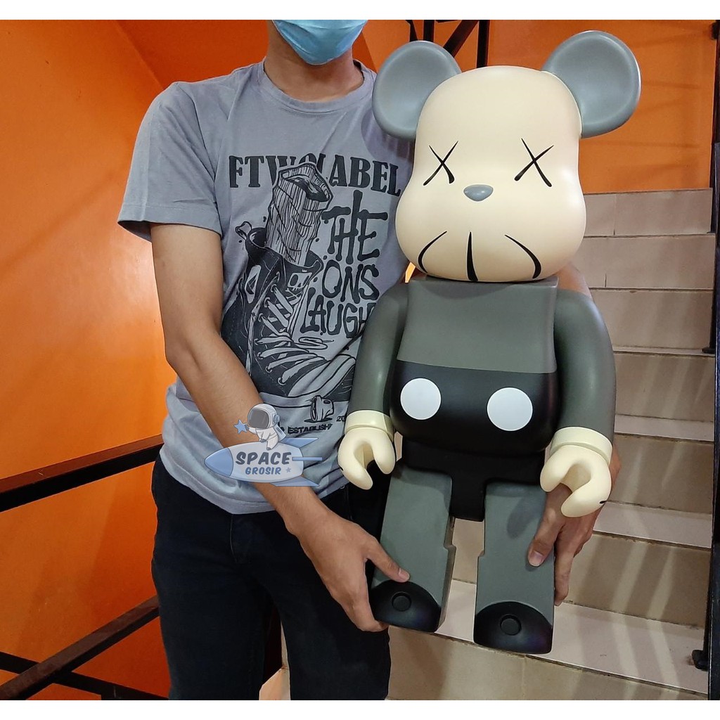 Pajangan Figure Mainan BearBrick 67 CM BE@RBRICK Kaws Grey 1000%