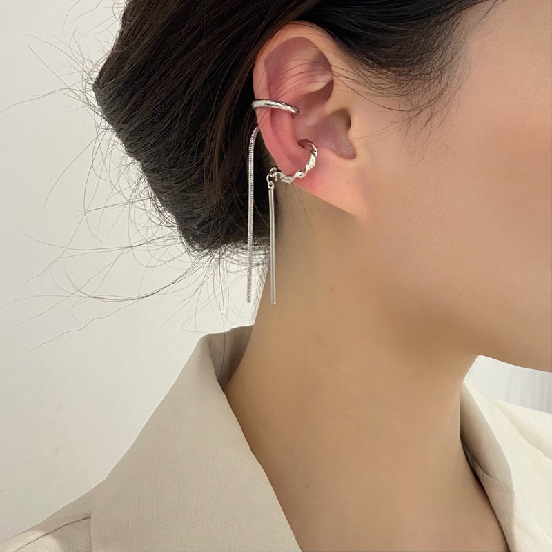 Anting Klip Tanpa Lubang Model Rumbai Asimetris Warna silver / Gold Gaya Korea Untuk Wanita