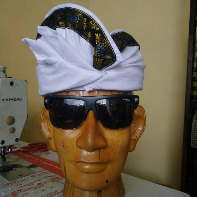 Udeng putih ajeg bali