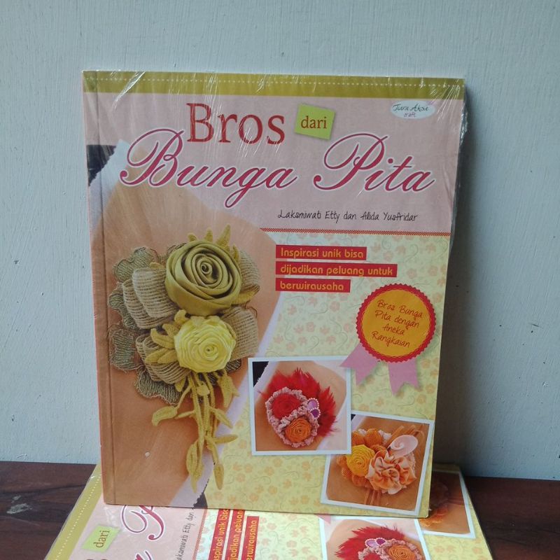 

buku kreasi. Bros dari bunga pita