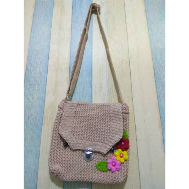 Tas rajut selempang kotak bunga/taslembang/tas simple/tas wanita
