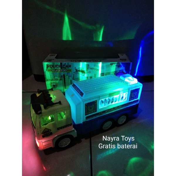 Mainan truk polisi 3D