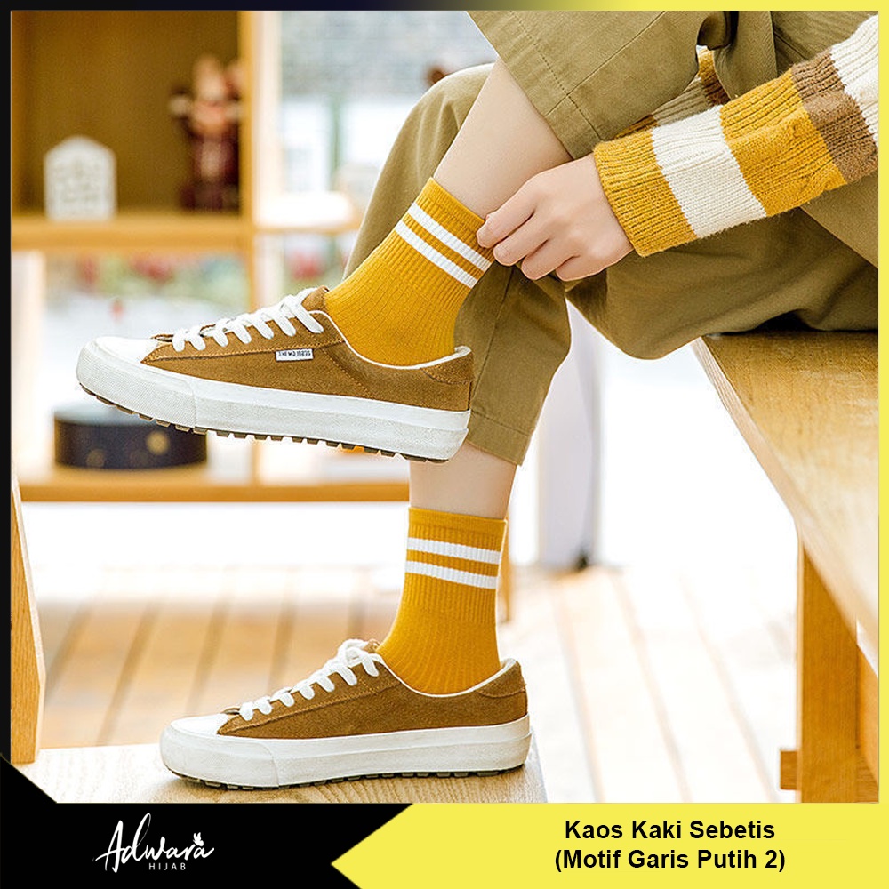 Kaos Kaki Olahraga Tinggi Sebetis Wanita Motif Garis 2 Putih Warna Polos