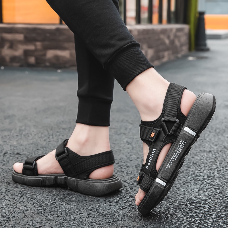 [ COD + Kirim Hari ini ] Sandal Gunung Pria/Sandal Pria/Sandal Pria Terbaru/Sandal Pria Casual/Sandal Pria Dewasa/Outdoor Sandal Pria/Sandal Kulit Pria/Sandal Pria Kekinian/Karet Impor Berkualitas Tinggi Asli Yang Dapat Disesuaikan Tali Yang Dapat Dilepas