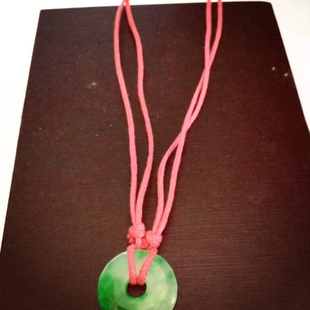 Kalung liontin giok hijau