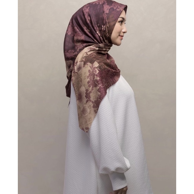 Ulos scraf color burgundy wearingklamby