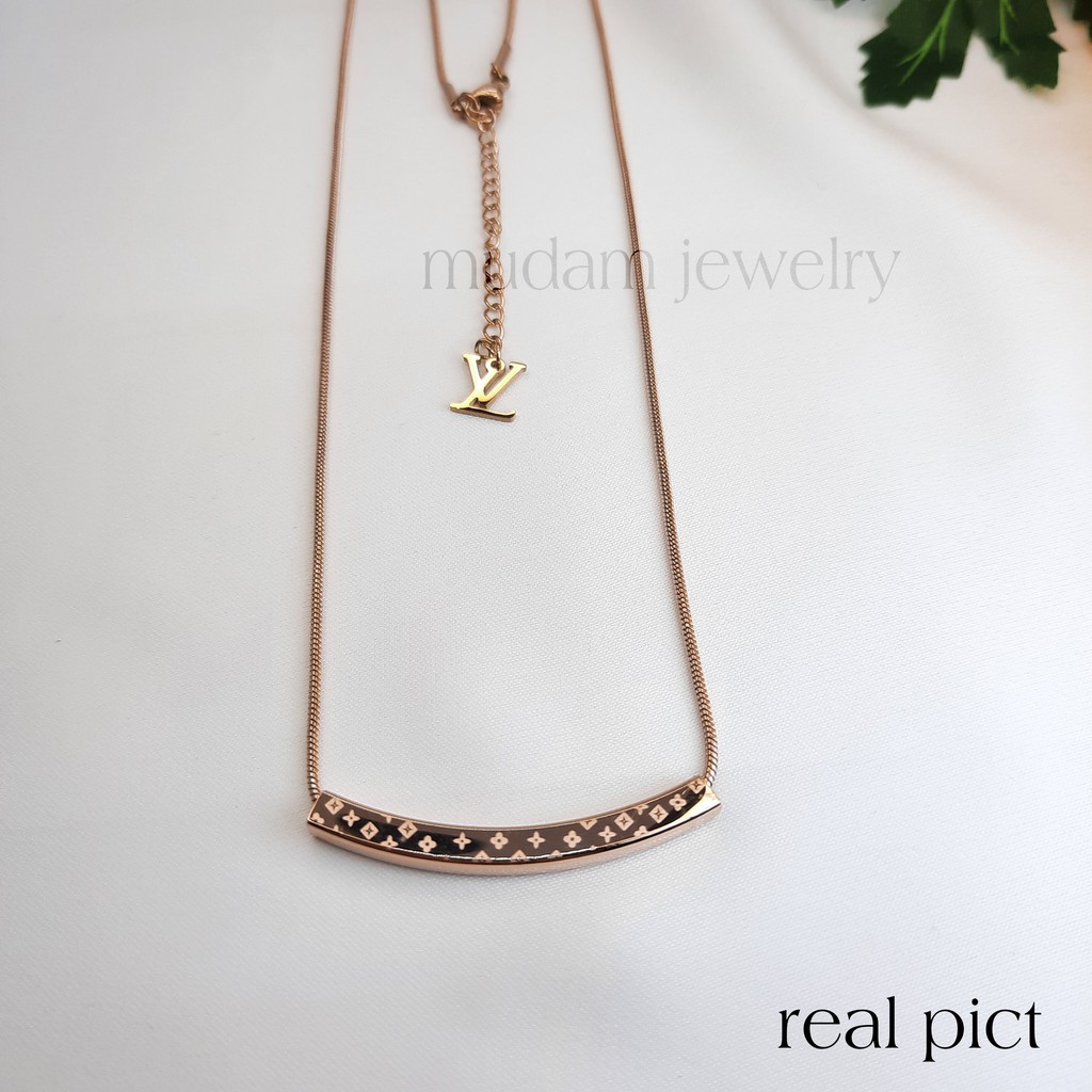 Kalung Titanium Smile L* dan Chnl Model Simple dan Elegan Tersedia Warna Rose Gold dan gold