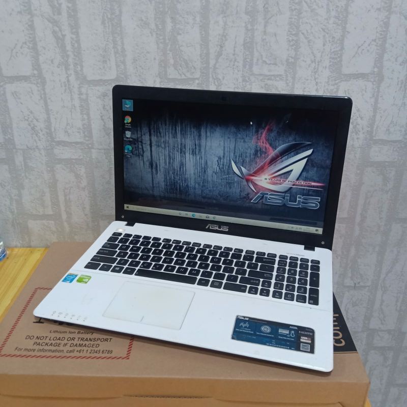 Laptop Asus A550LN, Core i5-4200U Doblevga Nvdia geforce GT720M 2GB Ram 4GB HDD 1TB Layar 15 inch Windows 10 Siap pakai full aplikasi