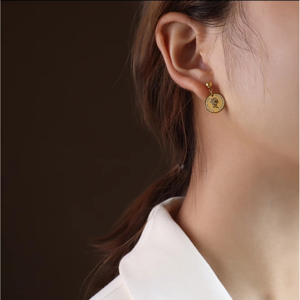 Anting Tusuk Titanium Vintage Queen Coin dan Pentol Tersedia Warna Rose Gold, Gold dan Silver