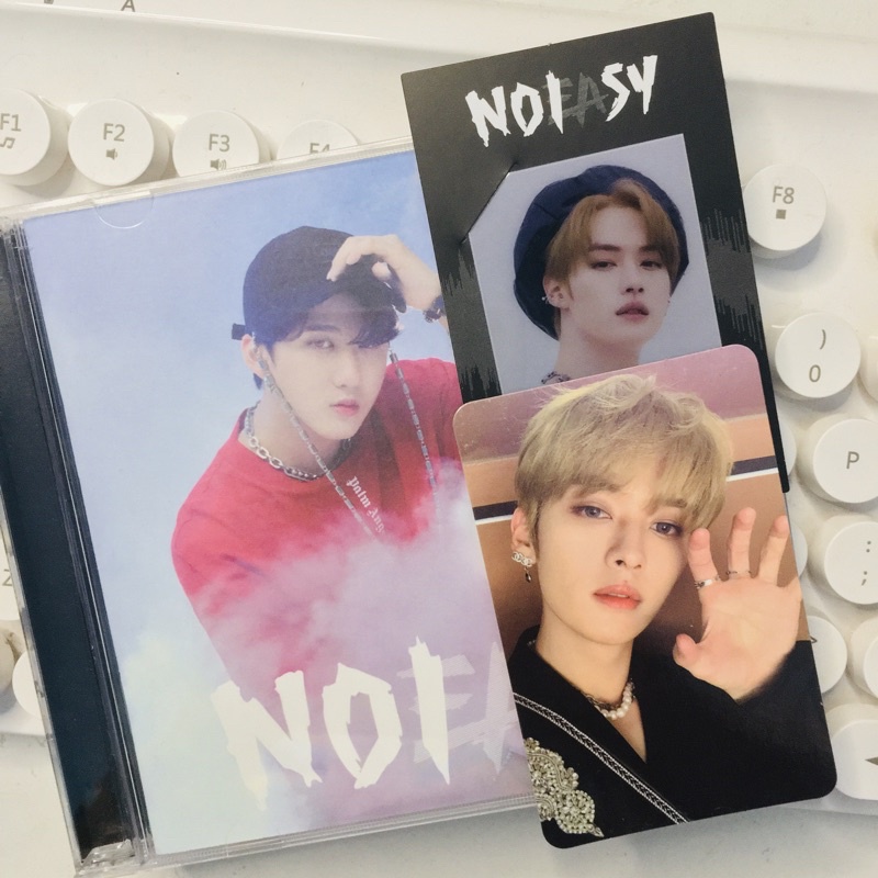 Jewel Lee know with jewel case Changbin frame Lee know Noeasy