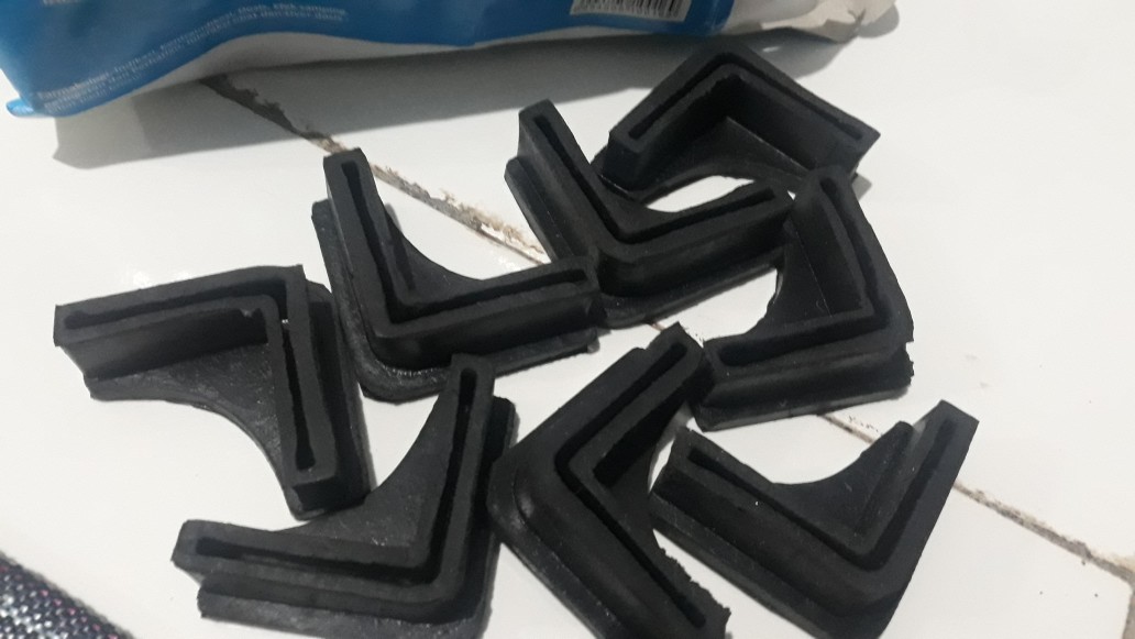 Karet L Atau Karet Alas Siku Rak, Meja, Lemari, Kursi Hitam 4cm X 4cm