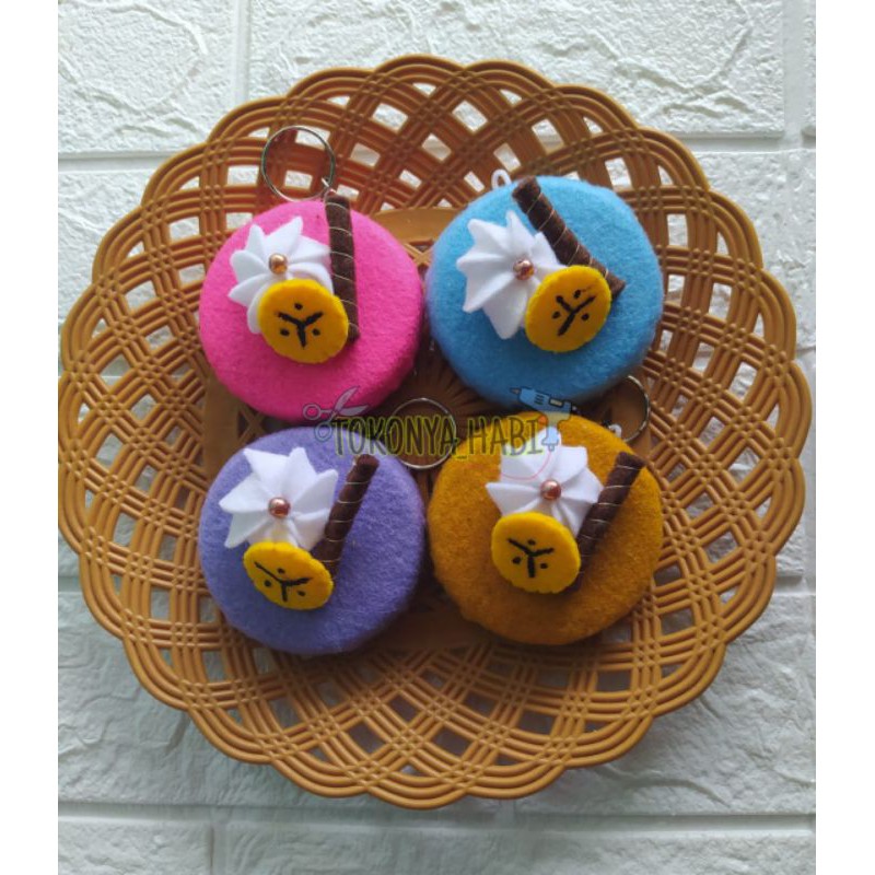 [ Gratis Ongkir ] Prakarya | Gantungan Kunci Flanel Cake / Kue / Roti | Tutup Kaleng Rokok Bekas