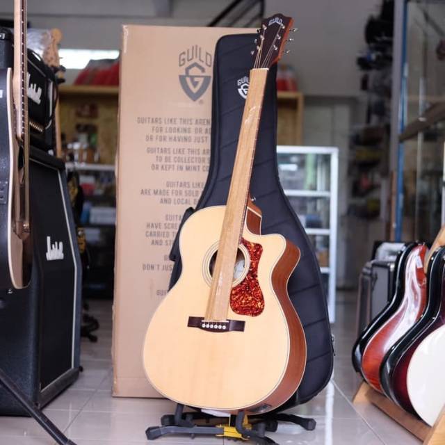 Gitar Akustik Guild OM-240CE