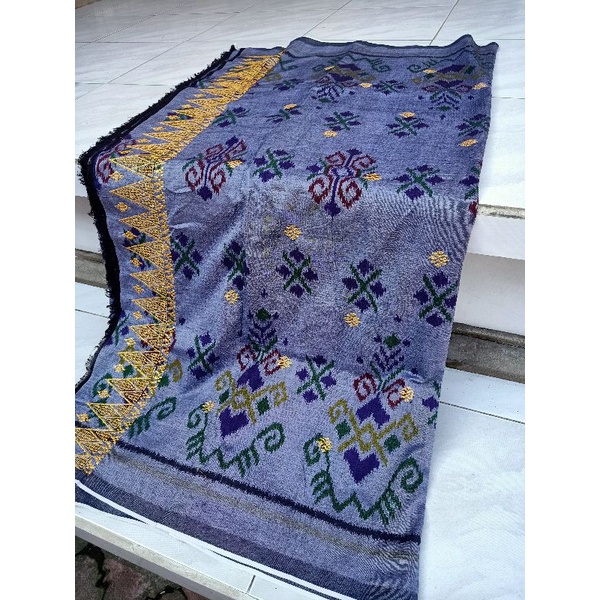 tenun endek tumpal emas