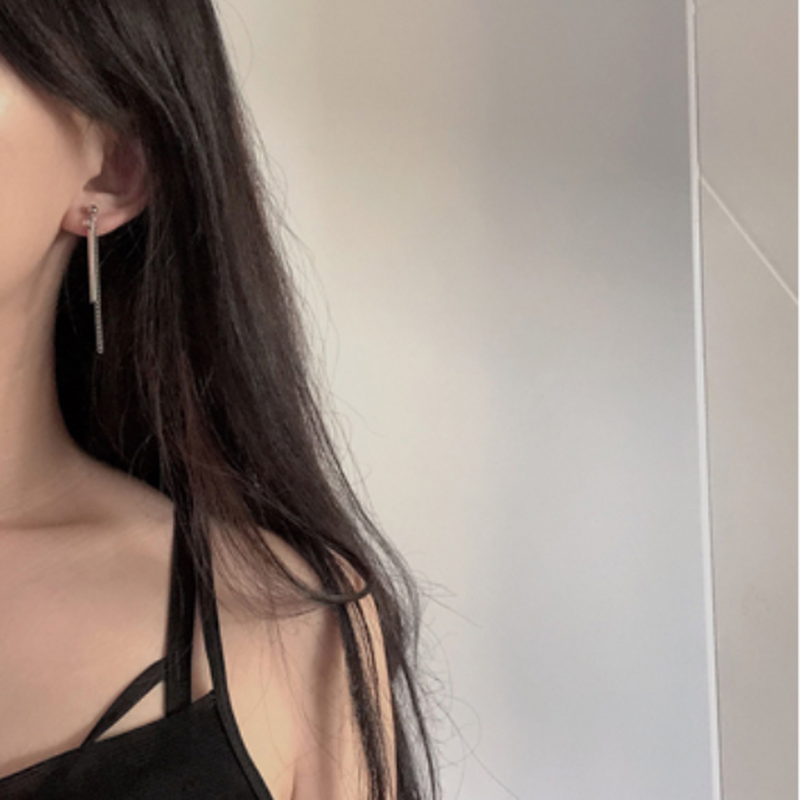 We Flower Anting Rantai Rumbai Menjuntai Desain Bunga Warna Silver Gaya Minimalis Untuk Wanita