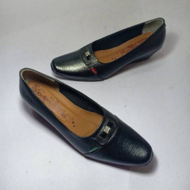 Sepatu kulit Kickers vantofel wanita model wedges.