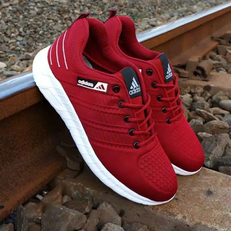 Sepatu Sneakers Pria Emboss Line 38-43