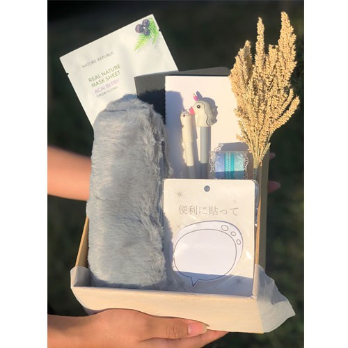 

Gift Box Hampers Kado Wisuda/Ulang Tahun/Anniversary Monochrome