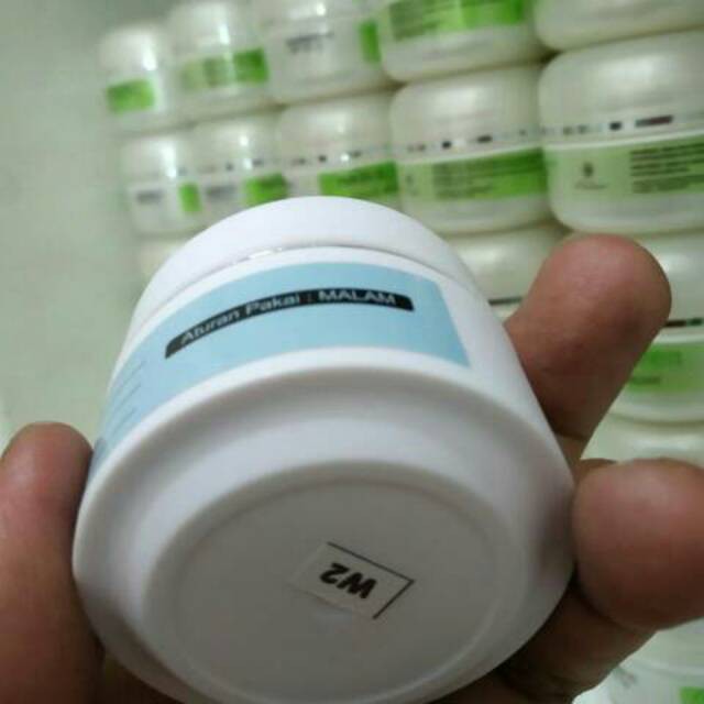 NG-W2 - KRIM MALAM BRIGHTENING NAAVAGREEN