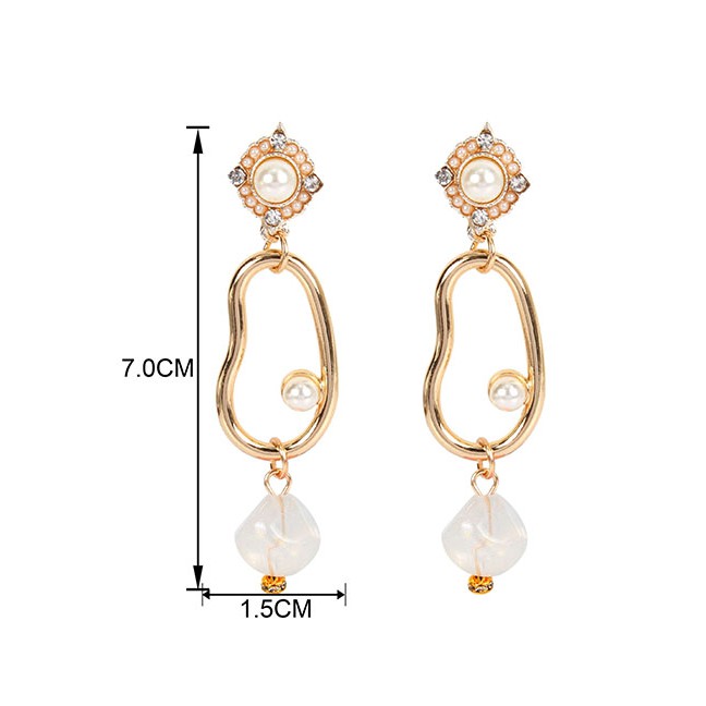LRC Anting Tusuk Fashion Pearl Alloy Irregular Acrylic Stud Earrings F58339