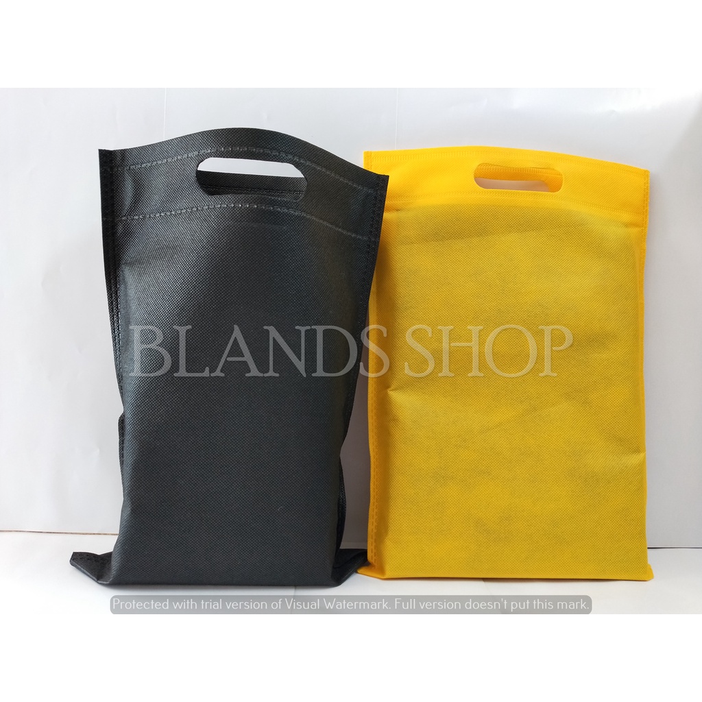 

Tas Kain Spunbond Oval 25 x 35 Murah Furing Bag Goodie Bag Oval 25x35