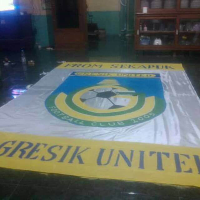 giant flag supporter