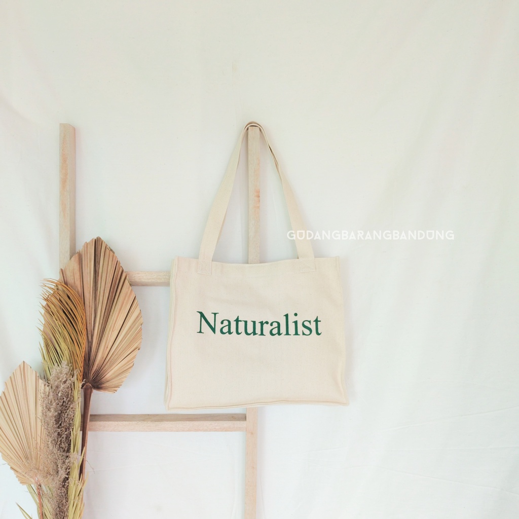 Tote Bag Canvas dengan Desain Square 'Green Naturalist': Gaya yang Menyatu dengan Alam untuk Aktivitas Anda!