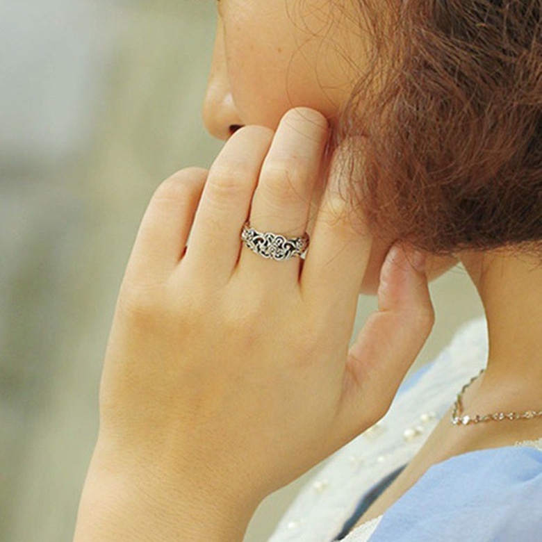 Cincin Desain Mawar Hitam Bahan Stainless Steel Warna Silver Gaya Vintage Untuk Hari Valentine