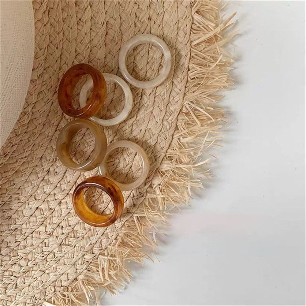 Cincin Bahan Resin Bentuk Bulat Gaya Korea Minimalis Untuk Wanita
