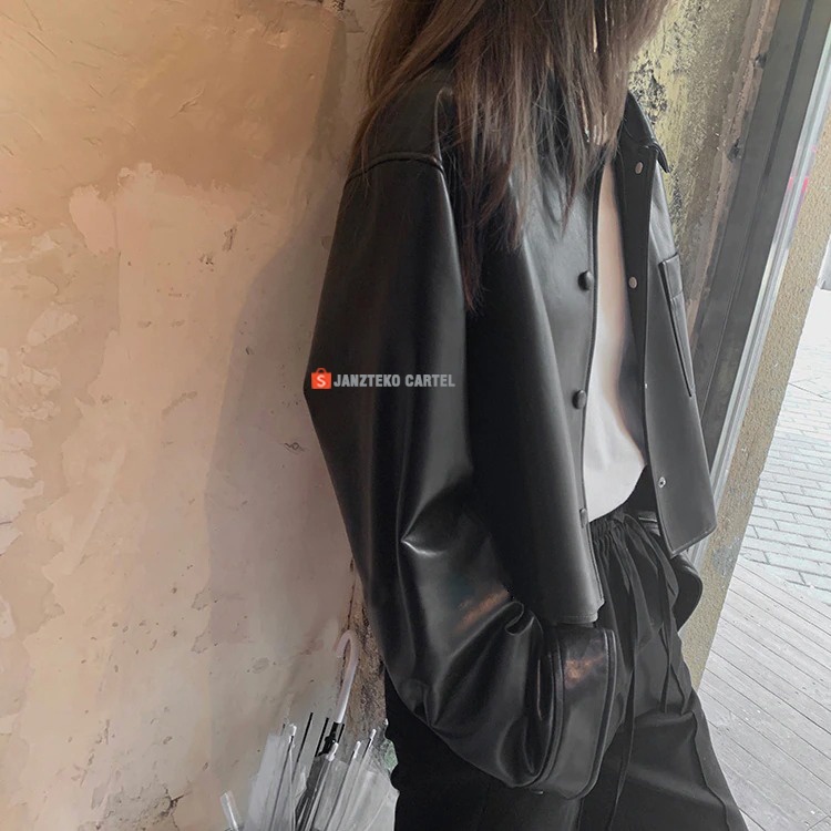 JNK x MEINA - Jaket Oversize Crop Top Pendek Wanita Faux Synthetic Leather Jacket Premium Original Semi Kulit Sintetis Viena Asli Garut Cewek Perempuan Atasan Outer Outfit Hijab Korean KPOP Style Long Sleeve Tangan Panjang Kancing Saku Pocket Hitam Casual