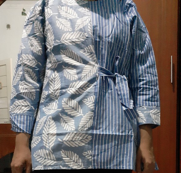 Batik Dianputri | Couple Batik Wanita Blazer Monochrome Motif Garis Seragam Batik