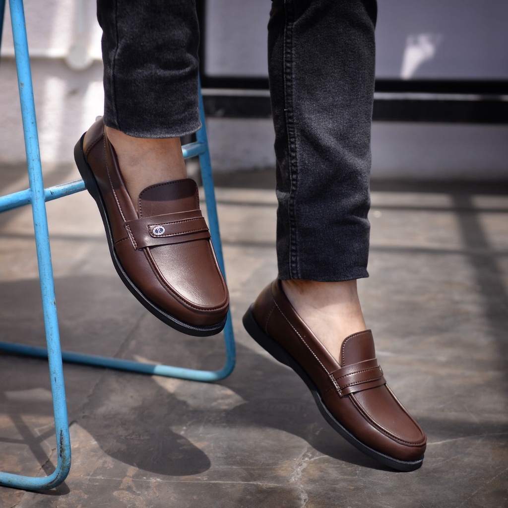 RIONZ X ROMA SERIES - SepatuFormal Pantofel Pria Resmi Formal Slip On Kasual Hitam Coklat Kulit PU Original Brown Black Kantor Kuliah Casual Gereja Pesta Kondangan Nikahan Kerja Perkantoran PNS Guru Gaya Trendy Kekinian Terlaris Murah